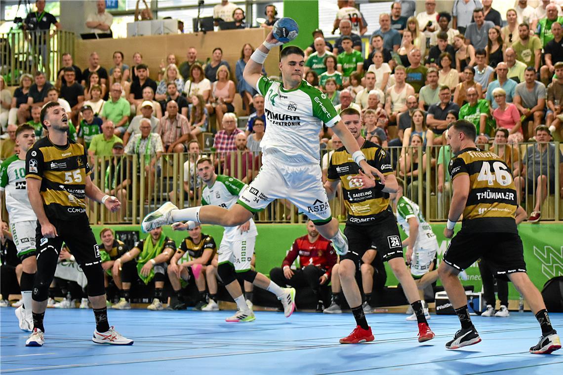 Lukas Rauh steht als Kapitän mehr denn je beim HCOB im Blickpunkt. Archivfoto: Tobias Sellmaier