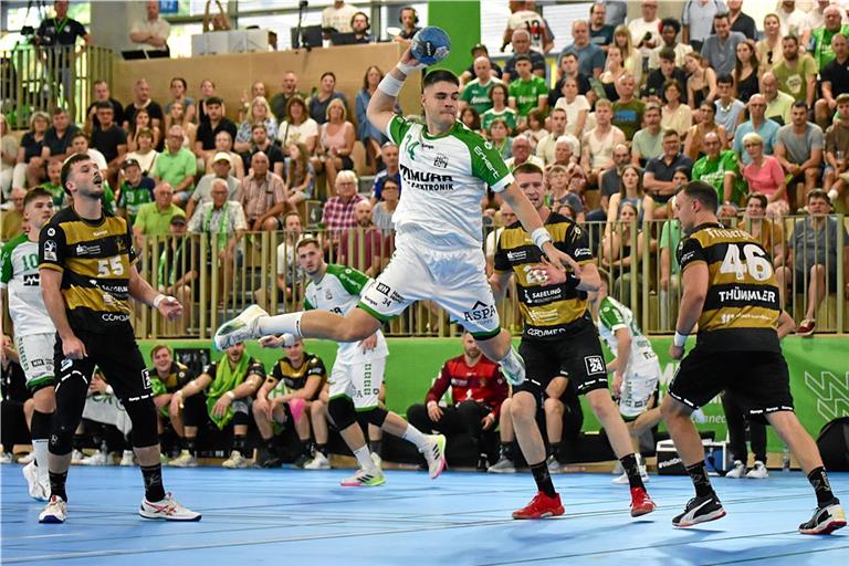 Lukas Rauh steht als Kapitän mehr denn je beim HCOB im Blickpunkt. Archivfoto: Tobias Sellmaier