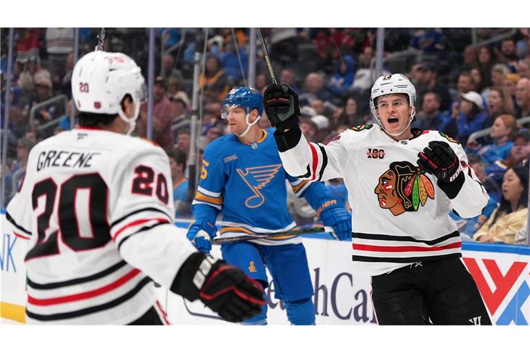 Lukas Reichel (r) erzielte erstmals zwei Tore in einem NHL-Spiel.