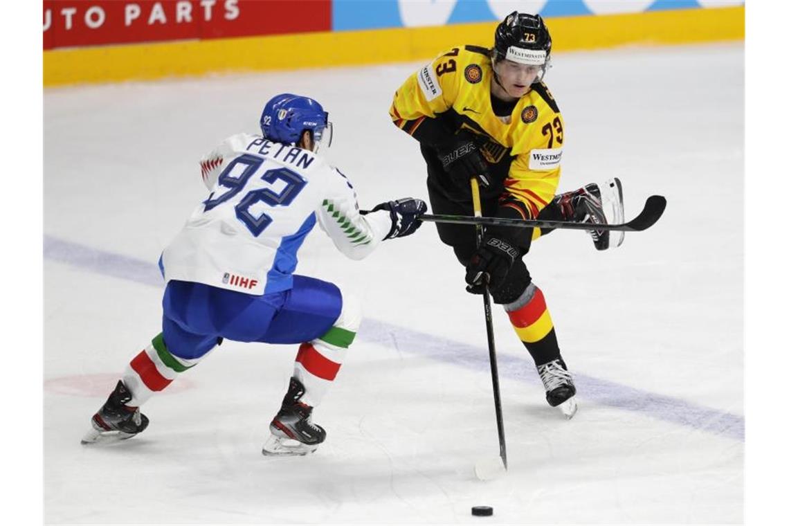 Lukas Reichel (r) fällt für das Spiel gegen Finnland aus. Foto: Sergei Grits/AP/dpa