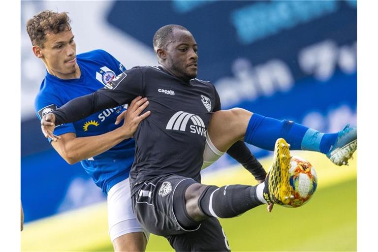 Lukas Scherff (l) vom FC Hansa Rostock und Christian Kinsombi vom KFC Uerdingen. Foto: Jens Büttner/dpa-Zentralbild/ZB