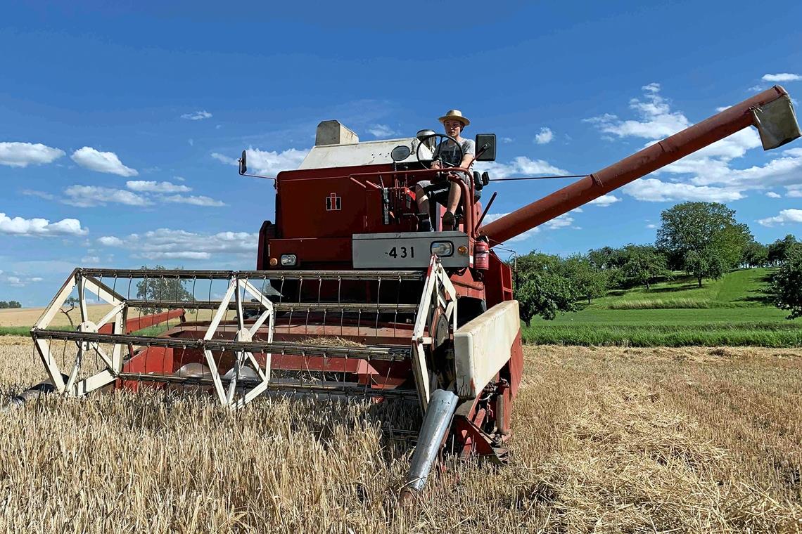 „Und abends hüpf ich in meine Latzhose“ Lukas Schmidgall hat viel Freude an der Arbeit auf dem Feld, er will den Betrieb weiterführen.