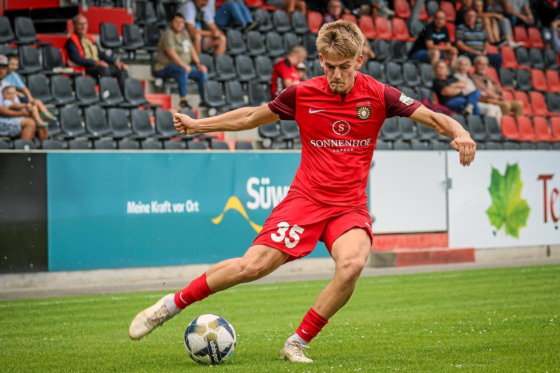Klarer Sieg mit kleinem Schönheitsfehler für die SG Sonnenhof Großaspach Lukas Stoppel erzielt bereits in der zweiten Minute den Führungstreffer für die SG. Foto: Alexander Becher