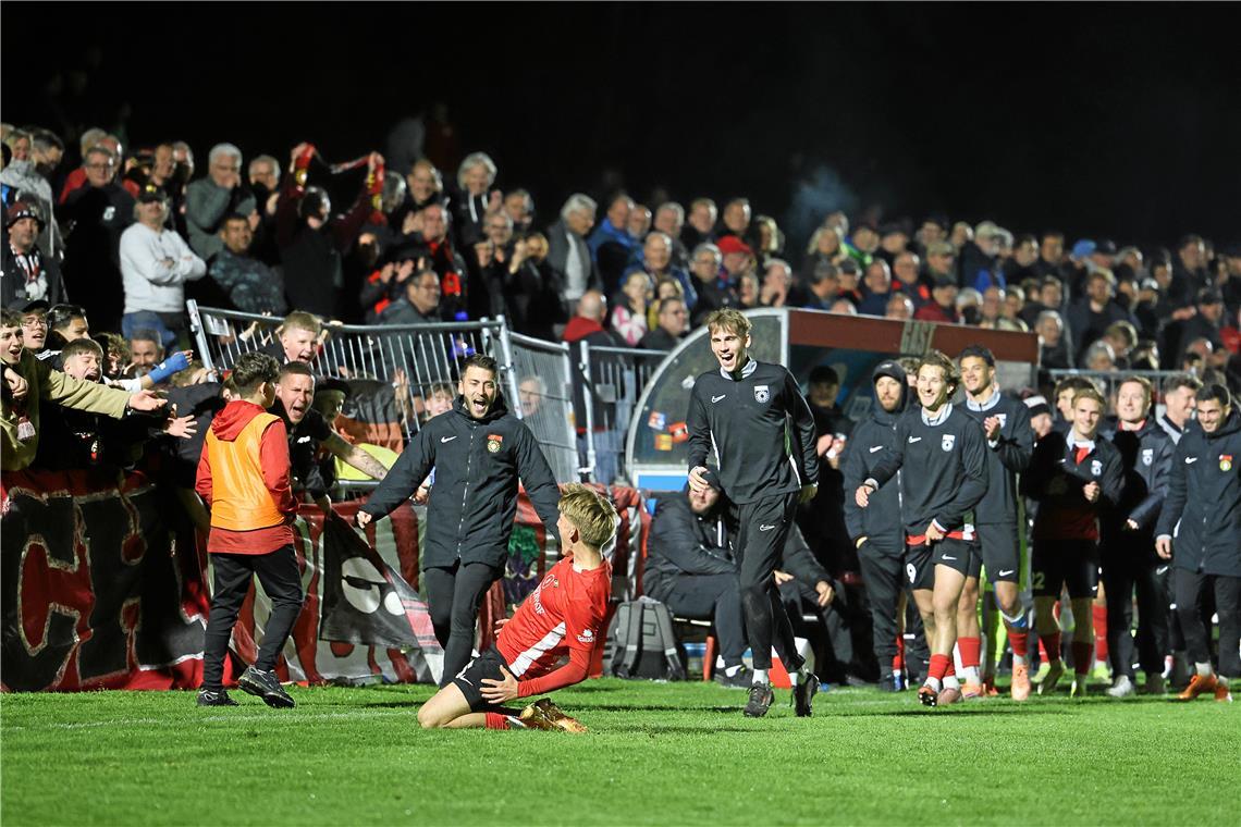 Lukas Stoppel (knieend) bejubelt sein Freistoßtor zum Aspacher 2:0.