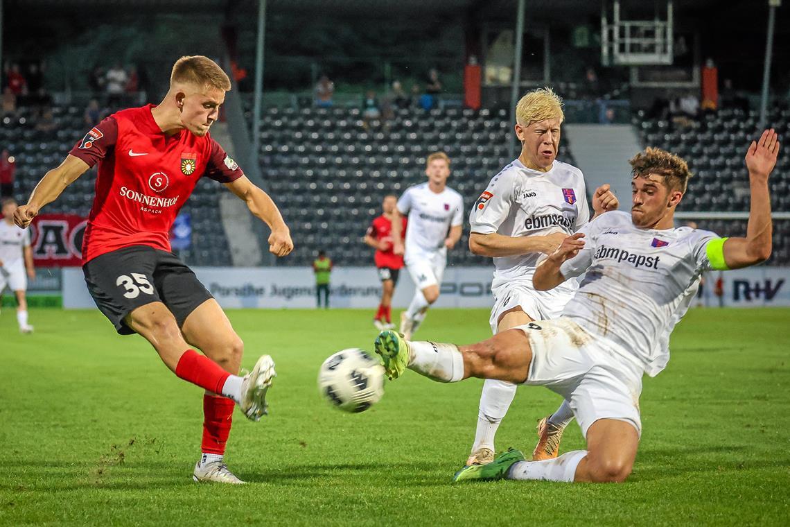 Die SG Sonnenhof Großaspach und der Fluch von Hollenbach Lukas Stoppel (links) hat mit Großaspach das Oberliga-Spiel in dieser Saison gegen Hollenbach mit 2:3 verloren. Foto: Alexander Becher