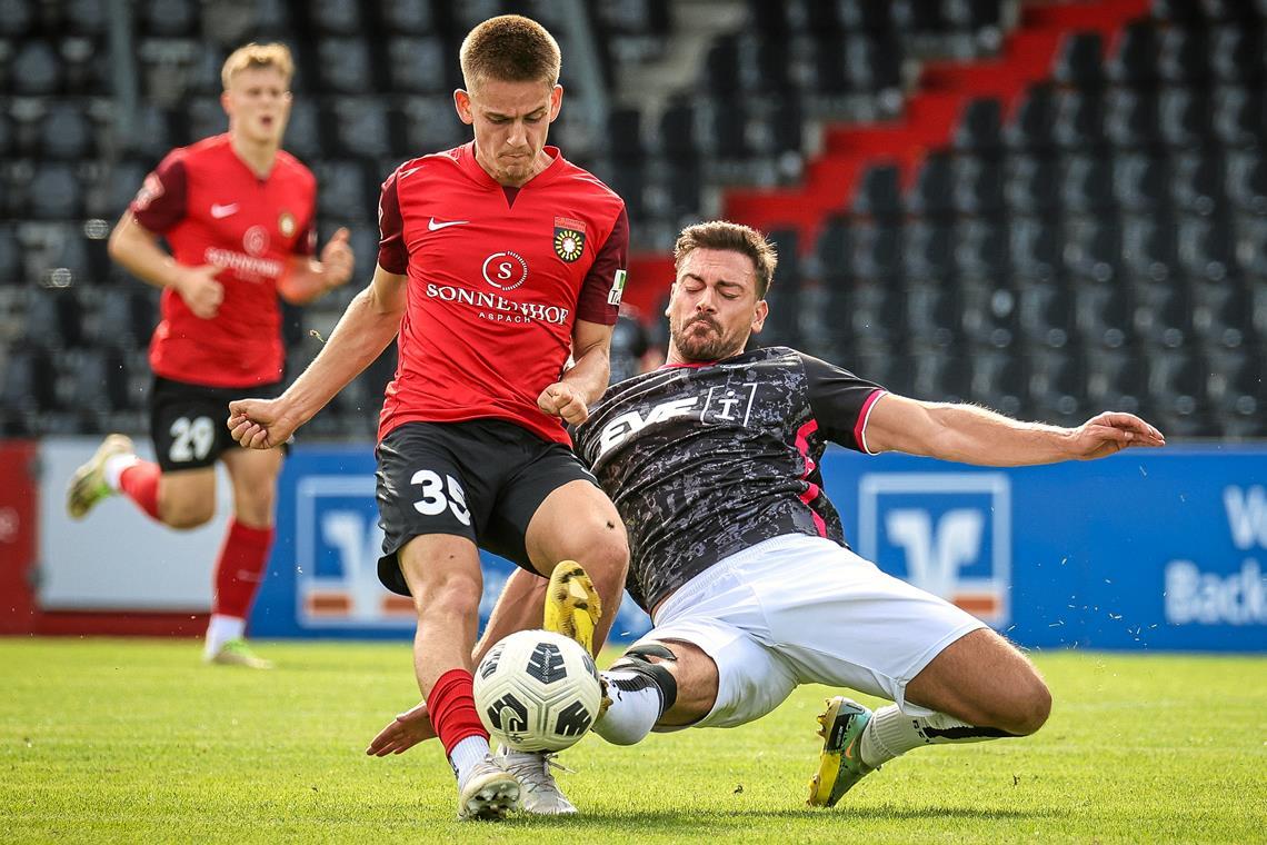 Von der Jugend direkt an die Oberliga-Spitze Lukas Stoppel (Mitte) hat rasch gelernt, sich bei den Männern durchzusetzen. Dabei dürfte er noch in der Jugend spielen. Foto: Alexander Becher