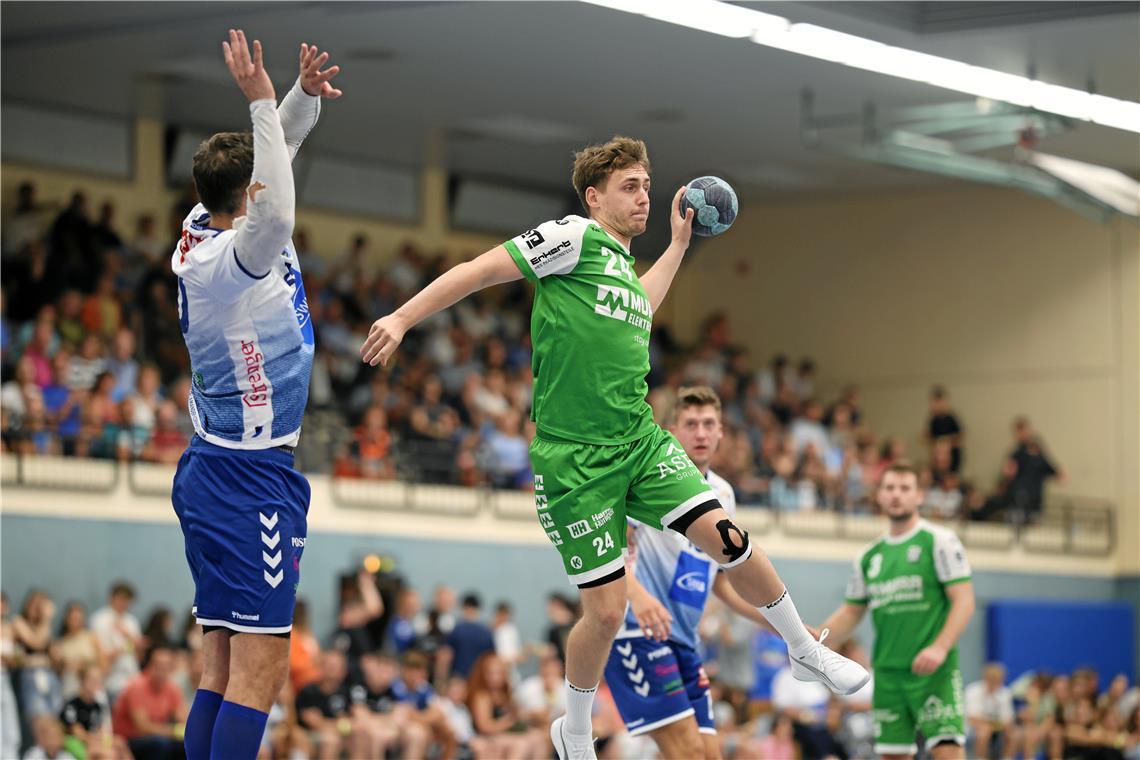 HC Oppenweiler/Backnang: Abwehr stabilisieren, Tempospiel forcieren Lukasz Orlich ist nach seiner Verletzung wieder für den HCOB am Ball, wird aber mit aller Vorsicht herangeführt. Foto: Alexander Becher