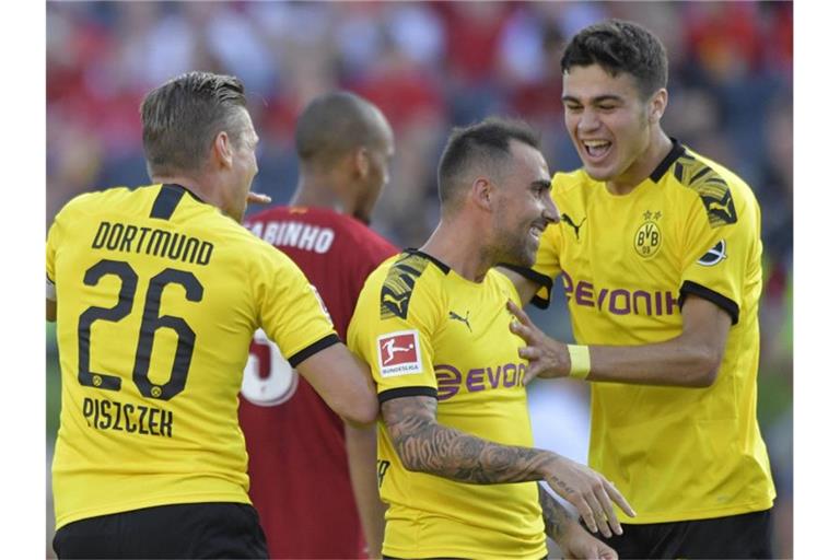 Lukasz Piszczek (l) und Giovanni Reyna (r) gratulieren Torschütze Paco Alcacer. Der BVB besiegte den FC Liverpool mit 3:2. foto: Tim Vizer