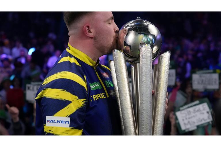 Luke Littler feiert den WM-Titel.