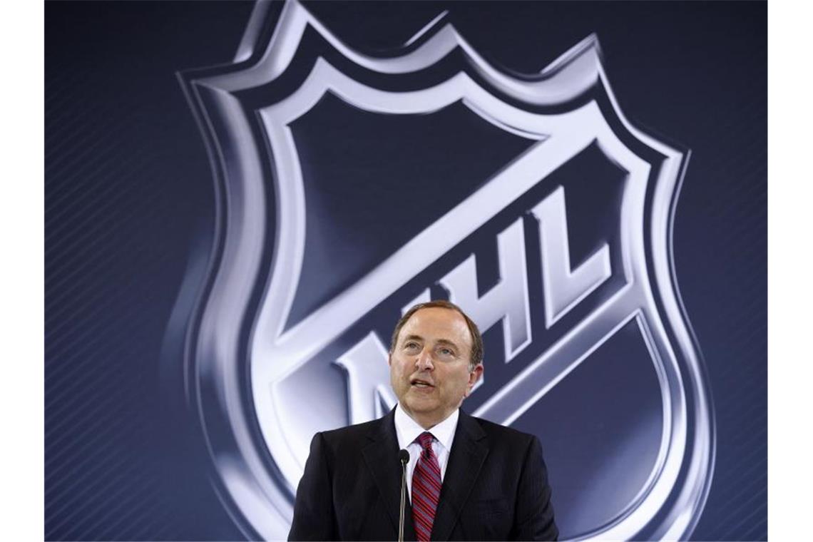Als erster NHL-Profi: Prokop macht Homosexualität öffentlich Luke Prokop hat als erster NHL-Profi seine Homosexualität öffentlich gemacht - und bekam von Liga-Boss Gary Bettman (Bild) Zuspruch. Foto: John Locher/AP/dpa