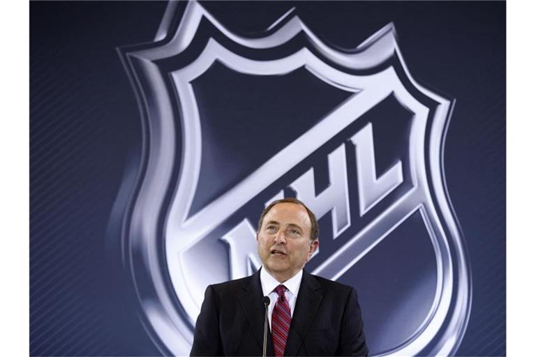 Luke Prokop hat als erster NHL-Profi seine Homosexualität öffentlich gemacht - und bekam von Liga-Boss Gary Bettman (Bild) Zuspruch. Foto: John Locher/AP/dpa