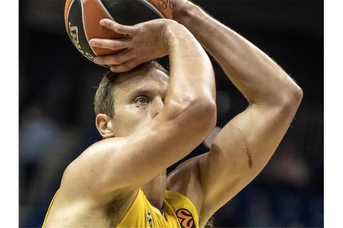 Alba und Bayern siegen - Quartett um Hamburg an der Spitze Luke Sikma erzielte 19 Punkte für Alba Berlin. Foto: Andreas Gora/dpa
