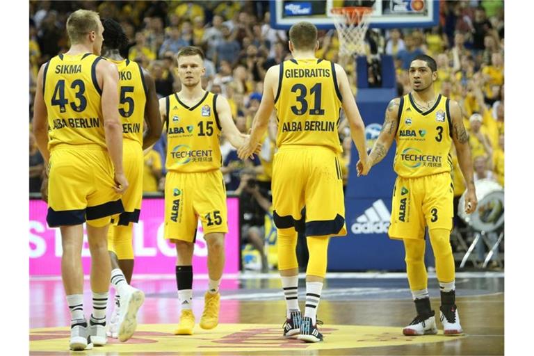 Luke Sikma (l-r), Landry Nnoko, Martin Hermannsson, Rokas Giedraitis und Peyton Siva klatschen sich nach einem Sieg ab. Foto: A. Gora/dpa/