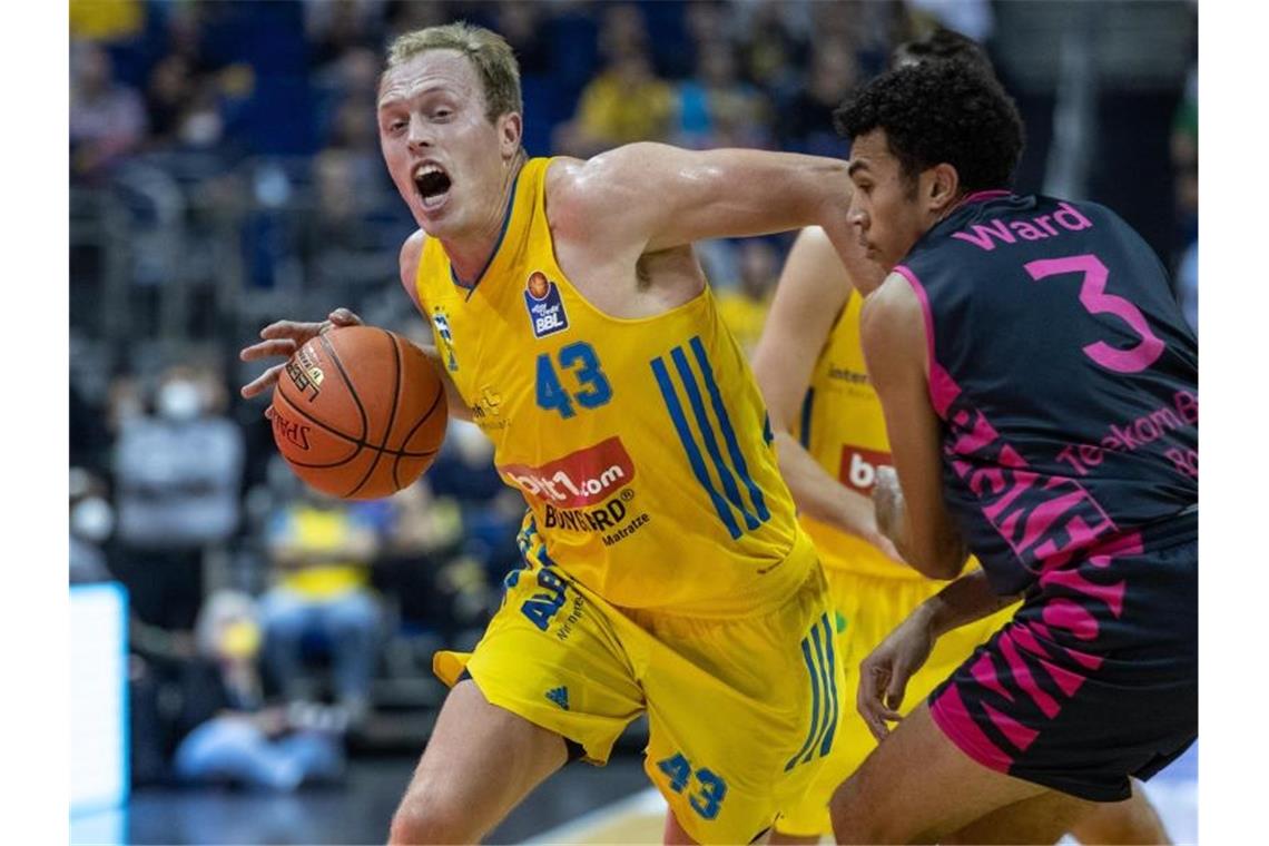 München und Alba ziehen ins Viertelfinale des BBL-Pokals ein Luke Sikma (l) setzte sich mit Alba gegen die Bonner um Tyson Ward durch. Foto: Andreas Gora/dpa
