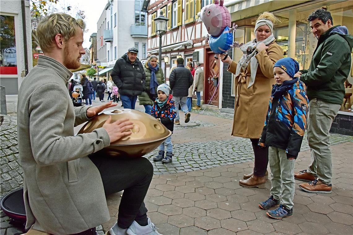Lusimeon spielt auf der Handpan und erklärt interessierten Besuchern das ausserg...