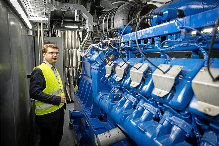 Lutz Bühle, Vorstand Technik der AWRM, im Blockheizkraftwerk der Biovergärungsanlage. Hier wird das Biogas zu Strom und Wärme gewandelt. Längst nicht alle Energie wird bislang genutzt. Archivfoto: Alexander Becher