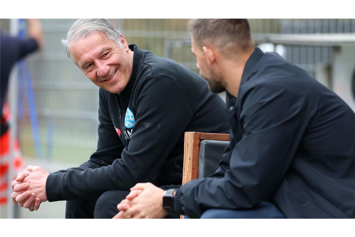 Lutz Siebrecht (li., neben Stürmer David Braig) begann seine Arbeit als Sportgeschäftsführer bei den Stuttgarter Kickers offiziell am 1. Januar 2025. Aus sportlichen und finanziellen Gründen löste der 58-Jährige seitdem einige Spielerverträge auf, die Kurskorrekturen in Sachen Kader sind längst nicht abgeschlossen und ein laufender Prozess.