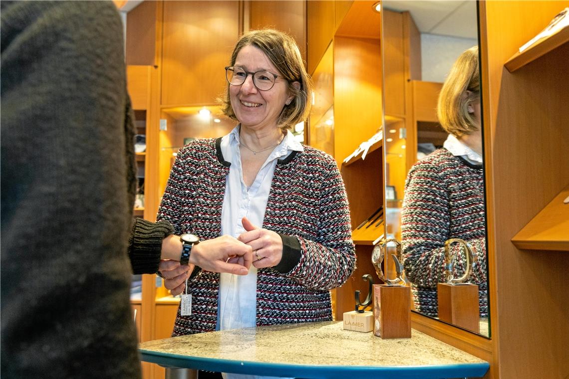 Inflation: Wo sparen die Menschen als Erstes? Luxusartikel wie etwa Goldschmuck oder hochwertige Uhren leisten sich die Menschen derzeit weniger: Das Uhrenhaus Bauer registriert, dass weniger Kunden kommen. Wenn sie ein Schmuckstück oder eine Uhr kaufen, geben sie weniger Geld aus als bisher. Foto: Alexander Becher