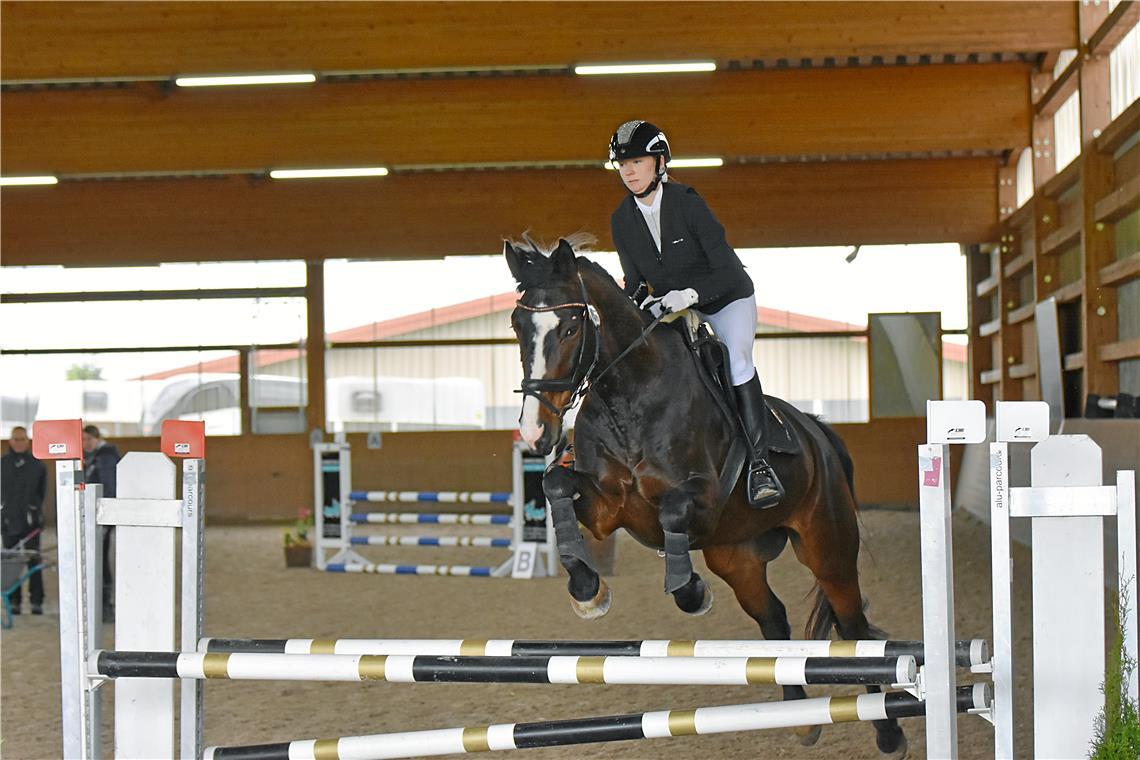 Lya Oppenländer setzt auf zwei Pferde Lya Oppenländer auf ihrem eigenen Pferd „Ferris macht blau“. Zudem ist sie noch auf „Freestyle Blues“ angetreten. Foto: Tobias Sellmaier