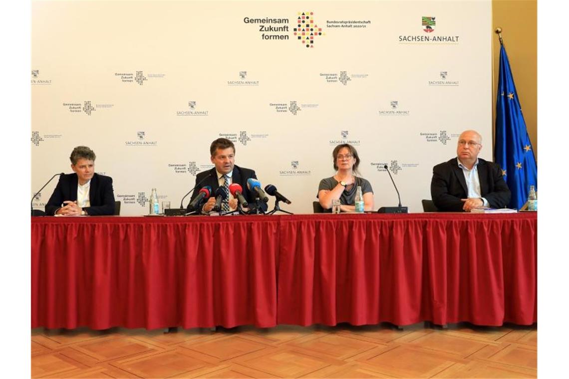 Sachsen-Anhalt: CDU, SPD und FDP einigen sich auf Koalition Lydia Hüskens (l-r), Sven Schulze, Juliane Kleemann und Andreas Schmidt bei der Vorstellung des Entwurfs des Koalitionsvertrages. Foto: Peter Gercke/dpa-Zentralbild/dpa