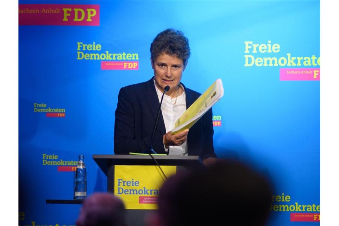 Schwarz-rot-gelbe Koalition in Sachsen-Anhalt steht Lydia Hüskens, Vorsitzende der FDP Sachsen-Anhalt, spricht auf dem Landesparteitag in Magdeburg zu den Delegierten und zeigt den Koalitionsvertrag. Foto: Klaus-Dietmar Gabbert/dpa-Zentralbild/dpa