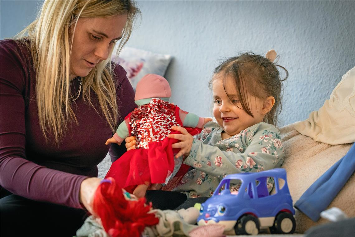 Lydia Martin und ihre Tochter Helena freuen sich über die Unterstützung der Leser der Backnanger Kreiszeitung. Foto: Alexander Becher