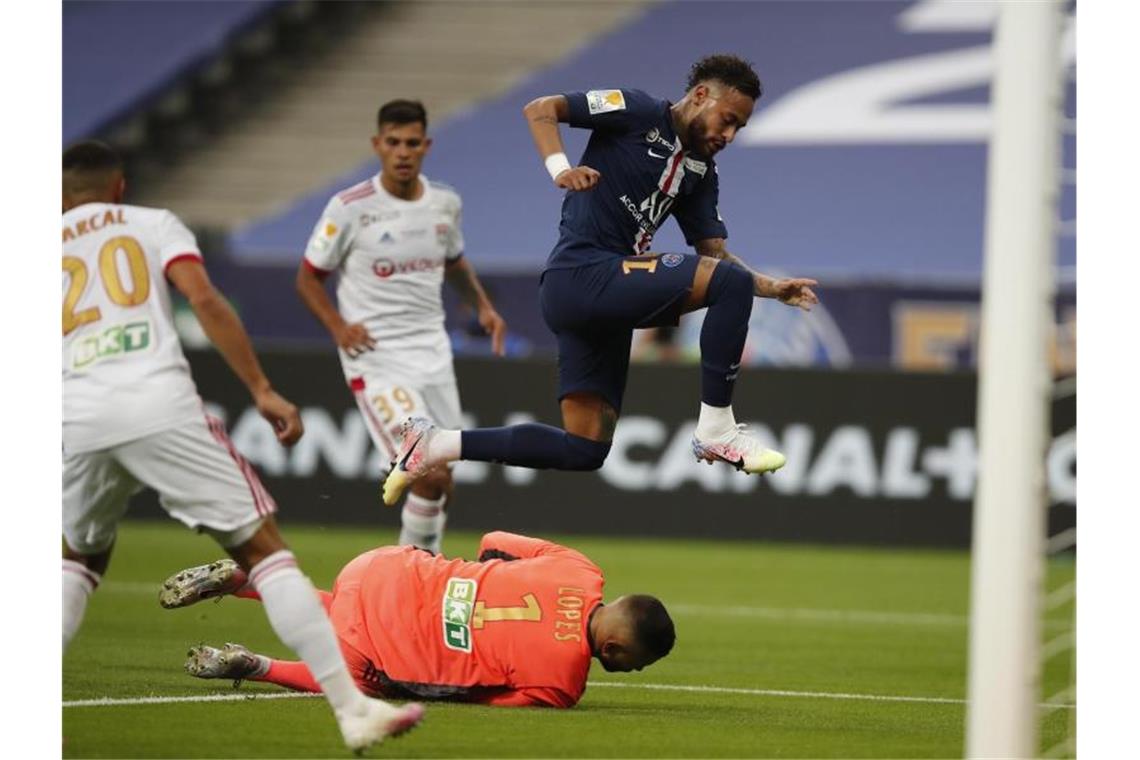 Lyon-Keeper Anthony Lopes ist vor PSG-Superstar Neymar am Ball. Foto: Francois Mori/AP/dpa