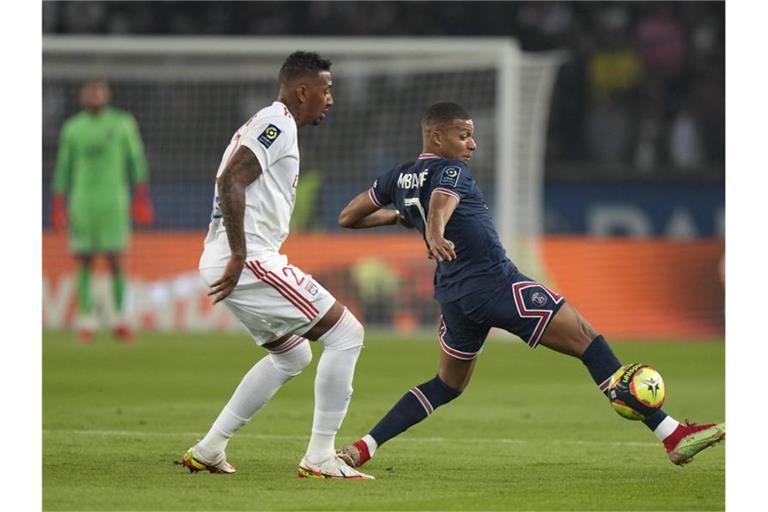 Lyon-Neuzugang Jérôme Boateng (l) im Zweikampf mit Kylian Mbappé. Foto: Francois Mori/AP/dpa