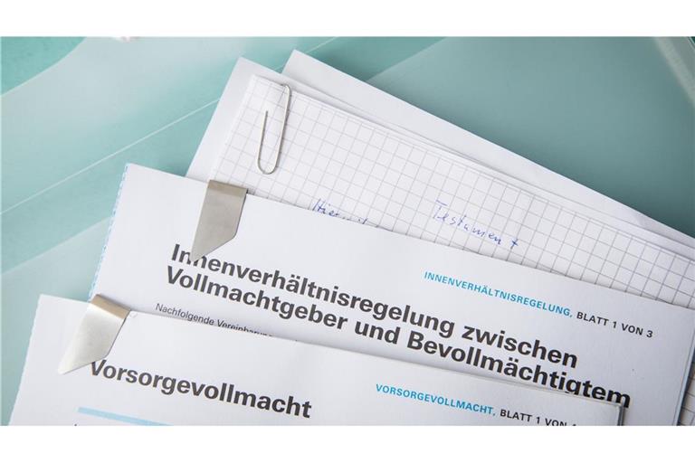 m Notfall schnell griffbereit: Wer Vorsorgedokumente fein säuberlich abheftet, tut Angehörigen damit einen großen Gefallen.