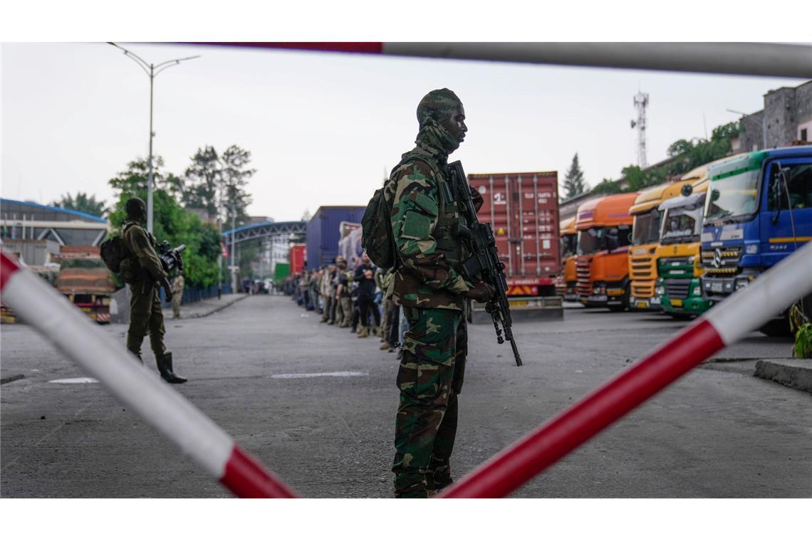 Vereinzelter Widerstand in Goma hält an - Kliniken überfüllt M23-Rebellen lassen rumänische Söldner aus dem Kongo nach Gisenyi im Ruanda ziehen.