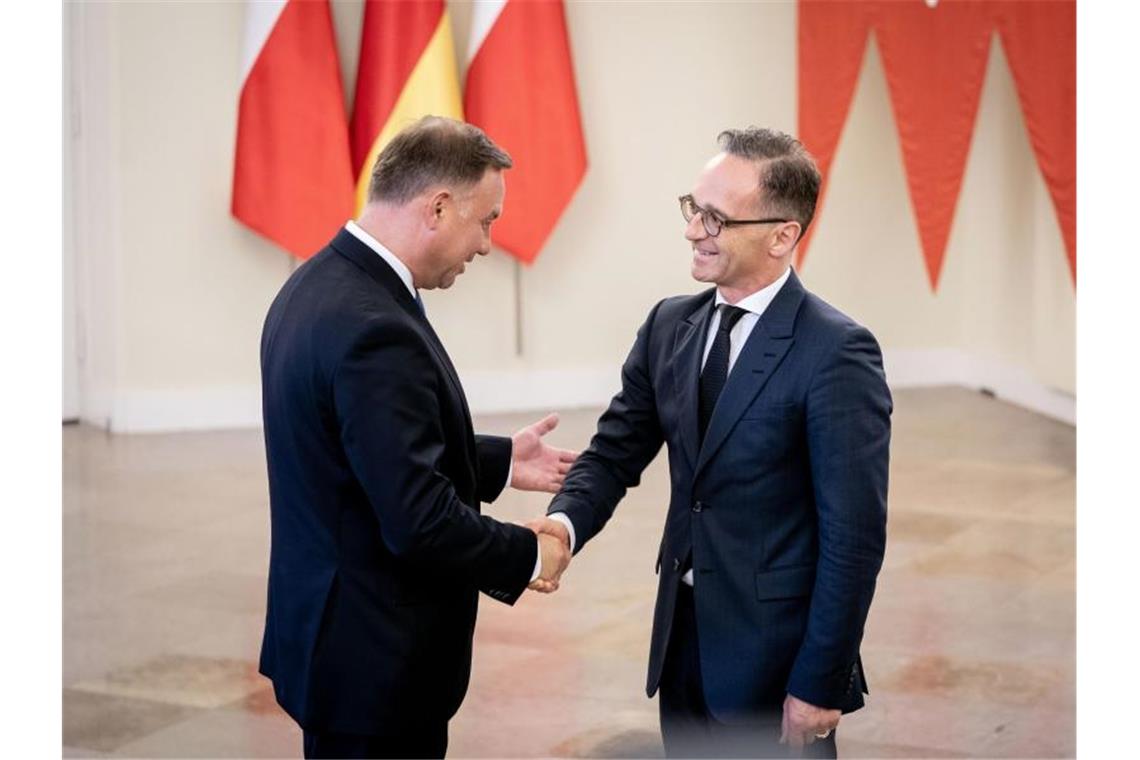 Maas bittet Polen um Vergebung für Nazi-Verbrechen Maas wird von Polens Präsident Andrzej Duda (l) im Warschauer Präsidentenpalast empfangen. Foto: Kay Nietfeld
