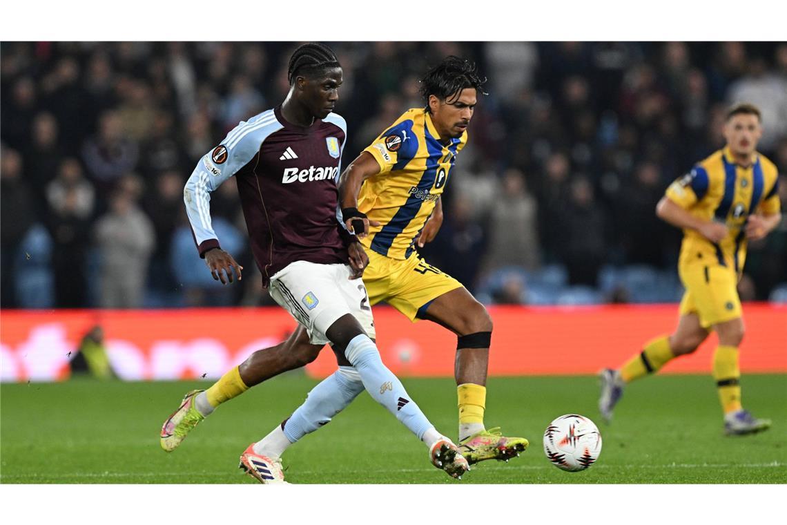 Maccabi-Kapitän Dor Peretz (Mi.) im Zweikampf mit Amadou Onana beim 0:2 von Maccabi Tel Aviv bei Aston Villa in der Europa League.