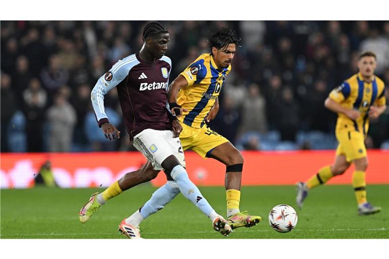 Maccabi-Kapitän Dor Peretz (Mi.) im Zweikampf mit Amadou Onana beim 0:2 von Maccabi Tel Aviv bei Aston Villa in der Europa League.