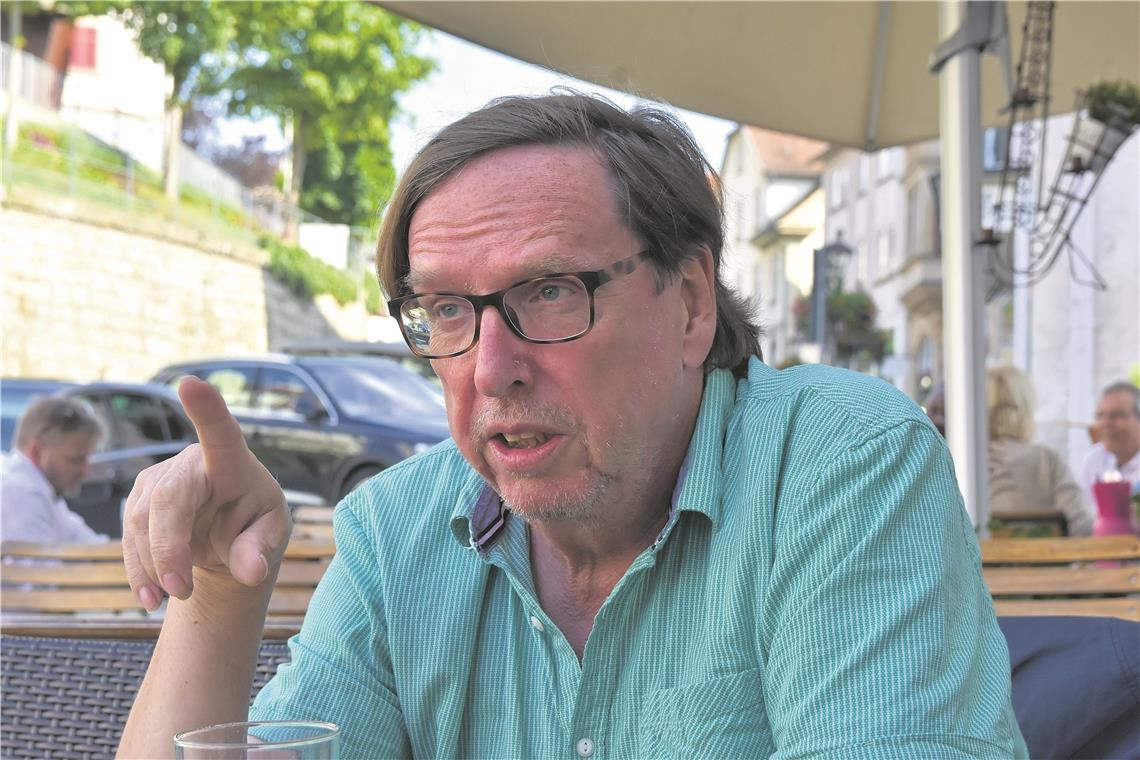 Eine Ehrenrunde ist kein Weltuntergang „Mach’ das, was Dir Spaß macht“:Ulrich Mayer hat ein Motto, nachdem er sich schon sein ganzes Leben richtet: „Mach’ das, was Dir Spaß macht, dann bist Du gut genug, dass Du Geld dafür kriegst.“ Der 63-Jährige blickt gern auf seine Schulzeit zurück. Dass er die letzte Klasse wiederholt hat, juckt ihn kein bisschen. Heute nicht und auch damals nicht. Im Gegenteil. Mayer sieht positive Aspekte. Die Zeit im Max-Born-Gymnasium in Backnang hat ihm schon Spaß gemacht. Aber es gab Dinge, die ihm als junger Erwachsener noch etwas mehr Spaß gemacht haben. Musik machen, Sport treiben und in der Belinda in Sulzbach rumhocken. Zusehends wurden die Noten schlechter. „Irgendwann hab’ ich kapiert: Lieber jetzt sitzen bleiben, jetzt den Reset-Knopf drücken und durchstarten, als sich die Abi-Note versauen.“ Mayer glaubt, dass er seinen Schnitt durch das zusätzliche Jahr um 1,5 bis 2 Noten verbessert hat. „Ich hab eine 2,3 oder 2,5, so genau weiß ich’s gar nicht. Vorher wär’s grad noch ein Vierer geworden. Man muss halt den Arsch hoch kriegen, und das hab’ ich gepackt.“Im Studium der Empirischen Kulturwissenschaft lernt Mayer in Tübingen Ulrich Tukur kennen. Gemeinsam machen sie Musik, verlieren sich dann aber nach dem Studium aus den Augen. Tukur wird Schauspieler, Mayer wird Redakteur bei der Murrhardter Zeitung. Zehn Jahre später ruft Tukur an und fragt Mayer, ober er Lust hätte, eine Band zu gründen und auf Tournee zu gehen. Mayer überlegt, hat sein Motto vor Augen und kündigt. Seit dem ist er mit „Ulrich Tukur & Die Rhythmus Boys“ unterwegs. Die Tour „Grüß’ mir den Mond“ ist gerade erfolgreich zu Ende gegangen. Im Januar beginnt die nächste Tour. „Wir hören dann auf, wenn der Erste auf der Bühne tot umfällt“ sagt Mayer lachend. (flo) Foto: T. Sellmaier