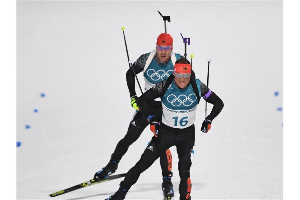 Machen sich Gedanken über die Zeit nach der Biathlon-Karriere: Erik Lesser (vorn) und Arnd Peiffer. Foto: Hendrik Schmidt/zb/dpa