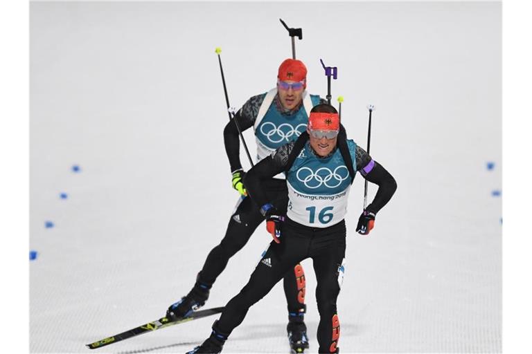 Machen sich Gedanken über die Zeit nach der Biathlon-Karriere: Erik Lesser (vorn) und Arnd Peiffer. Foto: Hendrik Schmidt/zb/dpa