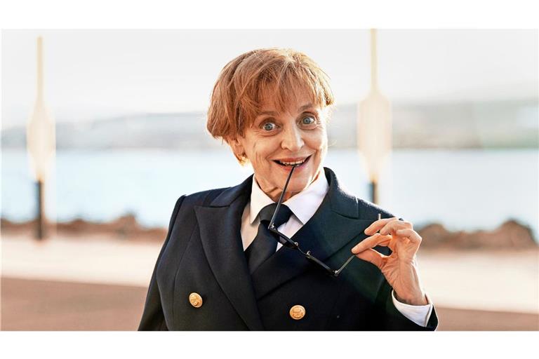 Macht auch auf hoher See eine gute Figur: Katharina Thalbach als Miss Merkel.