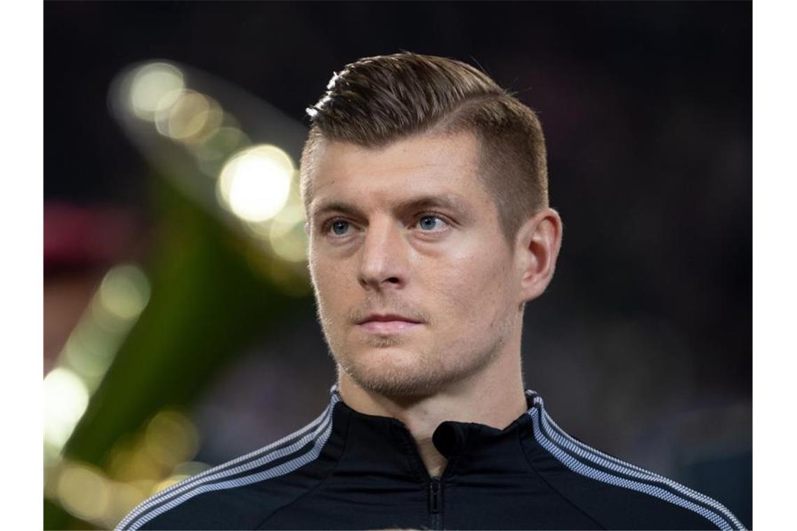 Macht bei den Übungen im Video eine gute Figur, auch wenn nicht alles auf Anhieb klappt: Toni Kroos. Foto: Federico Gambarini/dpa