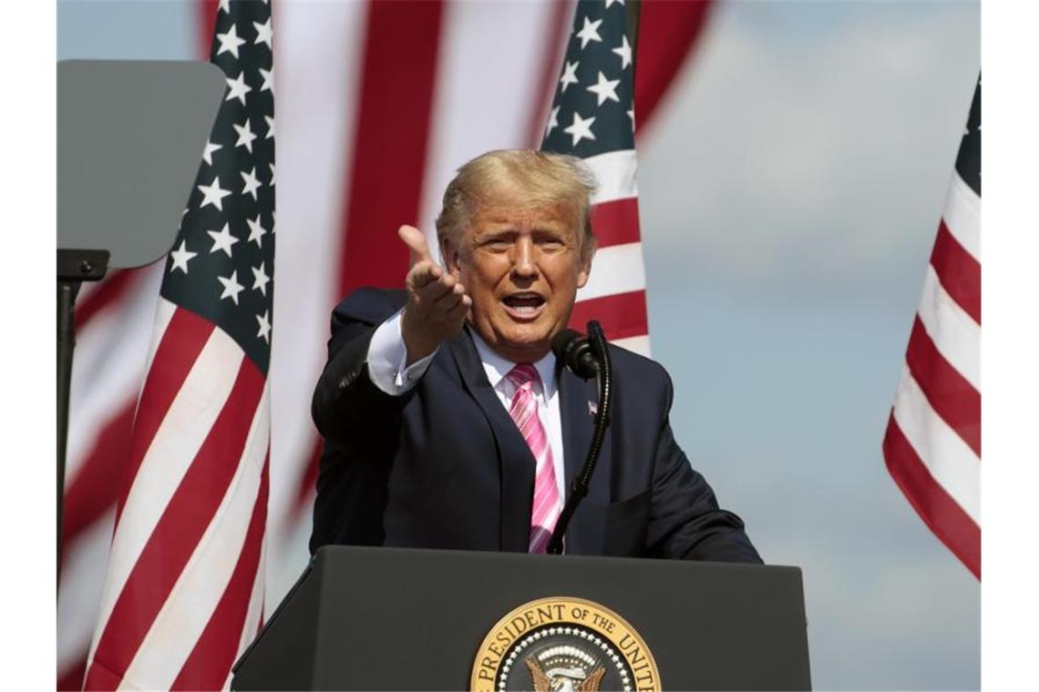 Trump spielt im Wahlkampf Corona-Gefahr herunter Macht Corona zu einer Glaubensfrage: US-Präsident Donald Trump spielt die Gefahr herunter. Foto: Chris Seward/AP/dpa