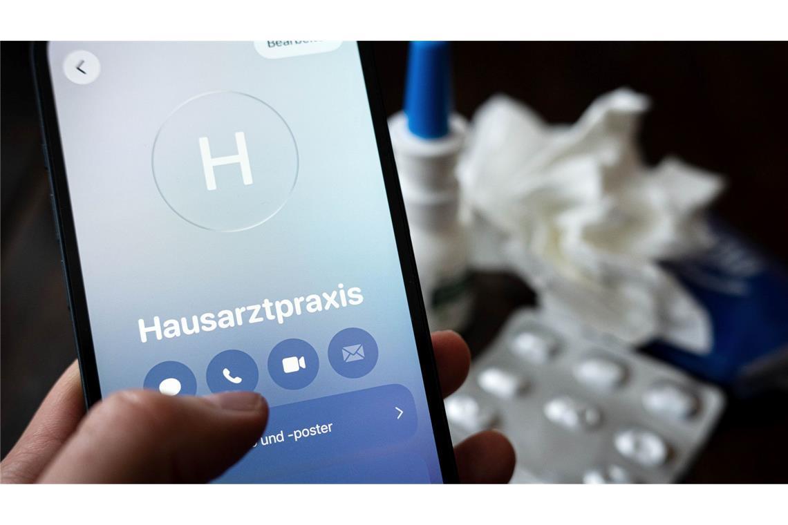 Macht eine telefonische Krankschreibung Fehlzeiten im Job zu leicht? (Archivbild)