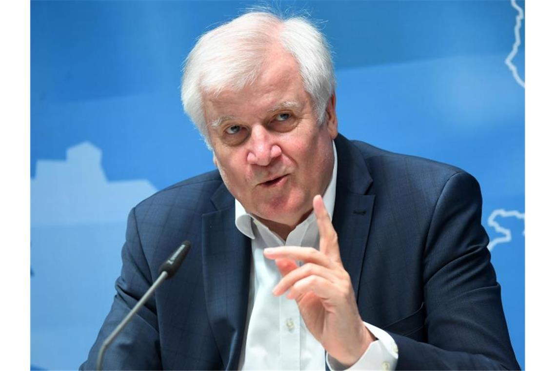 Rückkehr der Fans in die Stadien? - Seehofer macht Hoffnung Macht Fußball-Fans Hoffnung auf eine baldige Rückkehr in die Stadien: Bundesinnenminister Horst Seehofer. Foto: Martin Schutt/dpa-Zentralbild/dpa