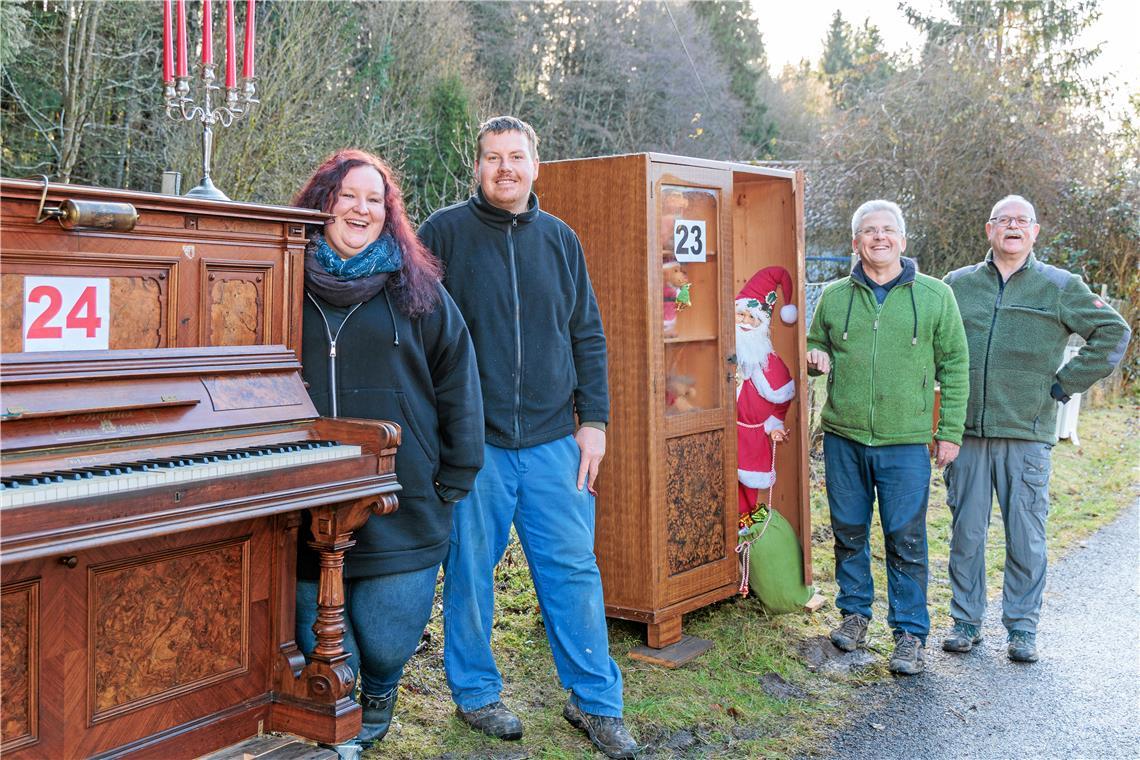 Macht Laune: Anja und Timo Hübner, Walter Hieber und Manfred Krautter (von links) haben beim Aufbau des XXL-Adventskalenders selbst jede Menge Spaß. Schränke und andere Stücke mit Türen sind schon genug gesammelt. Foto: Stefan Bossow