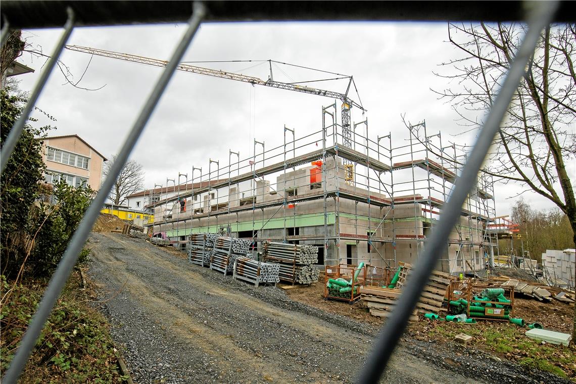 Kritik an Abhängigkeit von Bauplatzerlösen Macht sichtbare Fortschritte: Der Anbau an die Schule in Unterweissach. In dem Gebäude sollen der Kindergarten Wiesengrün, der bislang ein Provisorium am Sandberg nutzt, die Kernzeitbetreuung und eine Mensa unterkommen. Das Projekt kostet fast vier Millionen Euro. Foto: A. Becher