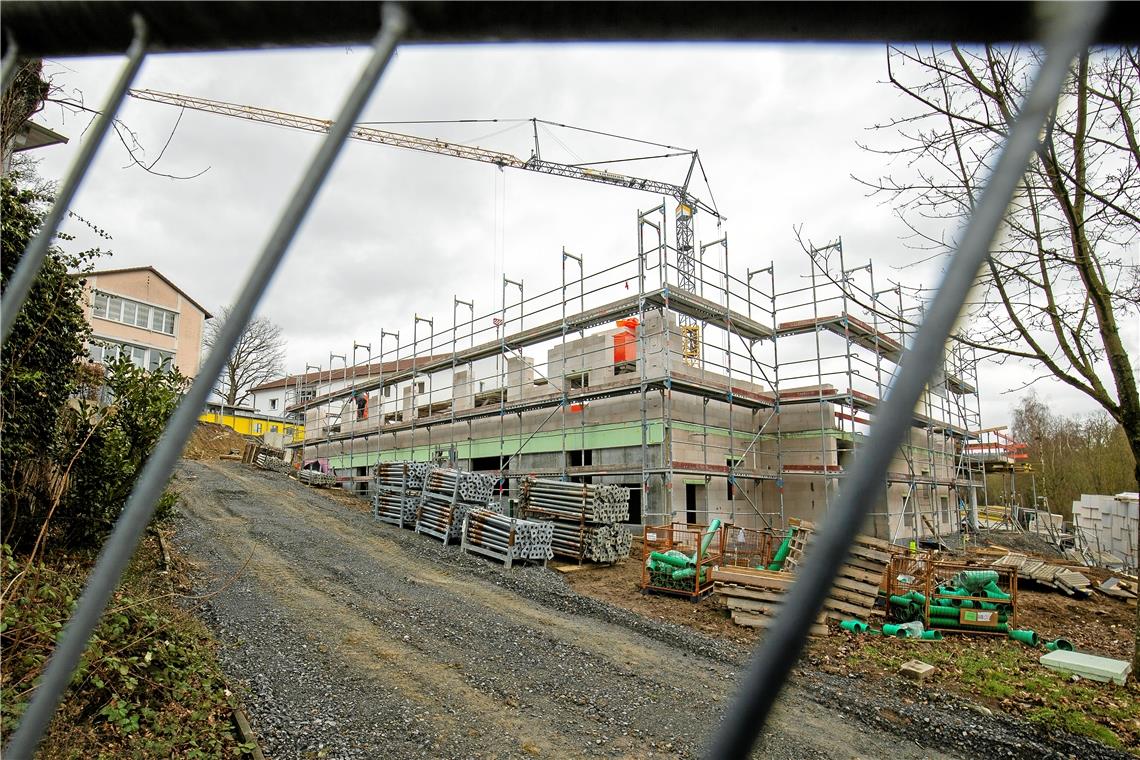 Macht sichtbare Fortschritte: Der Anbau an die Schule in Unterweissach. In dem Gebäude sollen der Kindergarten Wiesengrün, der bislang ein Provisorium am Sandberg nutzt, die Kernzeitbetreuung und eine Mensa unterkommen. Das Projekt kostet fast vier Millionen Euro. Foto: A. Becher