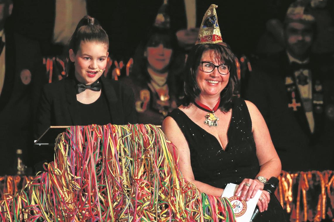 Nachwuchs in der Bütt Machte eine gute Figur: Nachwuchstalent Carina Häußermann mit Präsidentin Gabi Kallfaß.