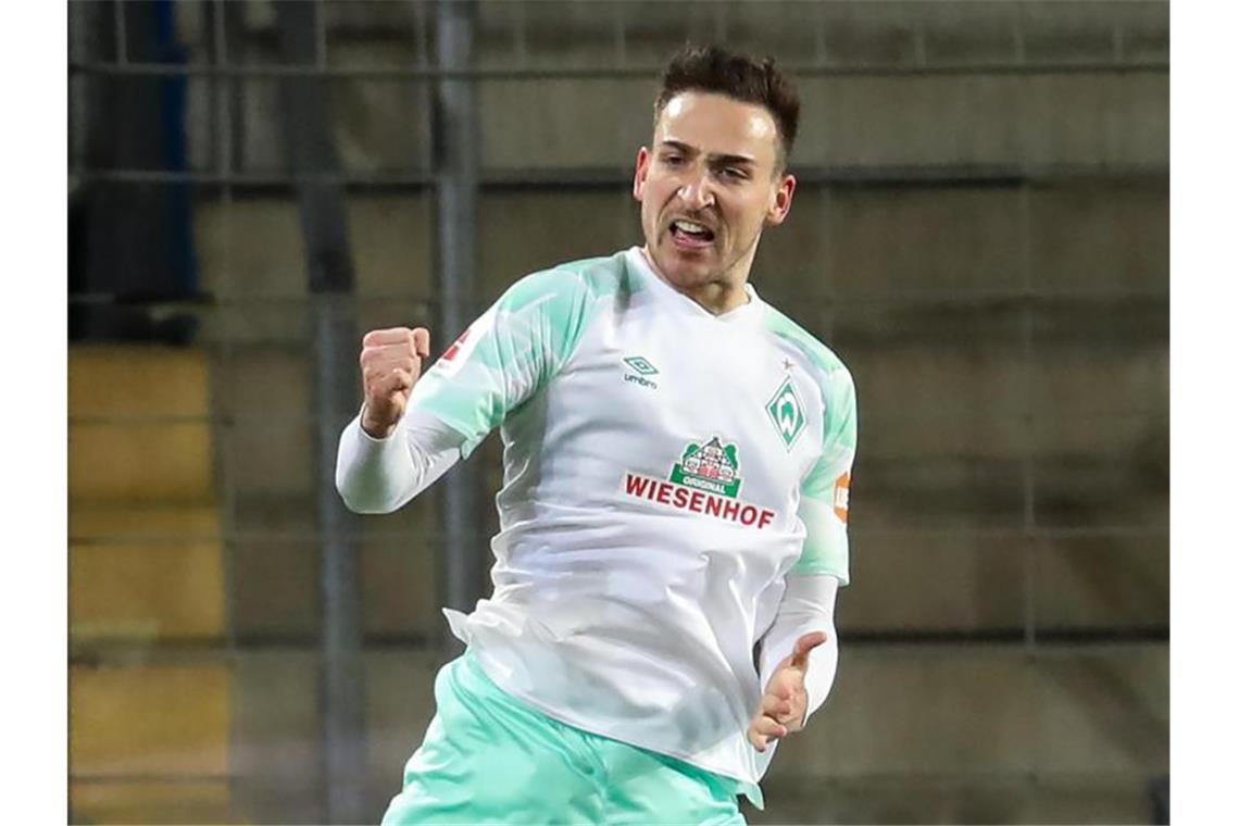 Bremen befreit, Bielefeld stockt: Konkurrenz kann durchatmen Machte im Spiel gegen Bielefeld den Deckel drauf: Bremens Kevin Möhwald jubelt über sein 2:0. Foto: Friso Gentsch/dpa