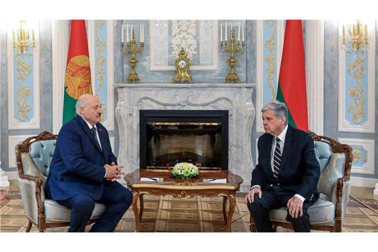Machthaber Alexander Lukaschenko (links) mit dem US-Sondergesandten John Cole