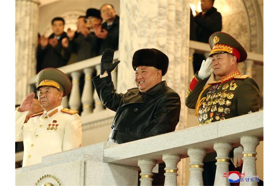 Nordkorea demonstriert bei Militärparade erneut Stärke Machthaber Kim Jong Un nimmt die Parade ab. Foto: -/KCNA/dpa
