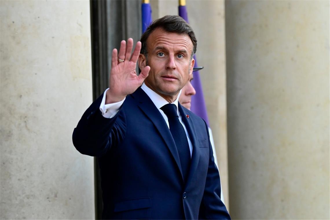 Macron muss nicht zurücktreten.