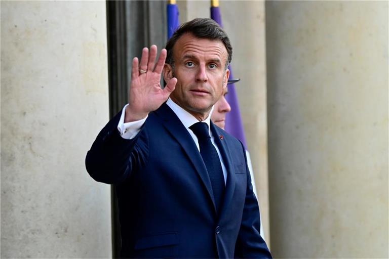 Macron muss nicht zurücktreten.